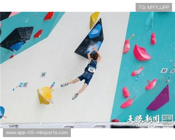 攀岩女子选手用脚趾扣岩点全场嗨翻